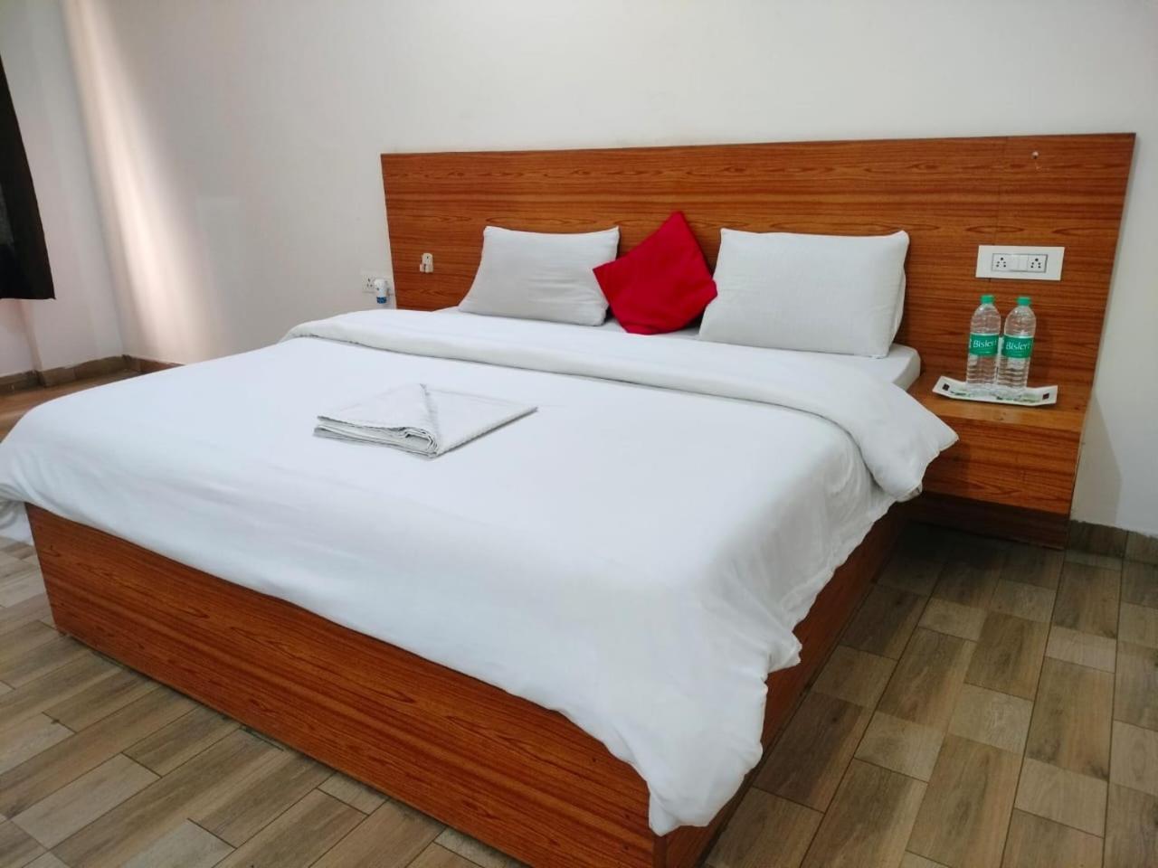 The Rejoice Hotel & Guesthouse Велика Нойда Екстер'єр фото